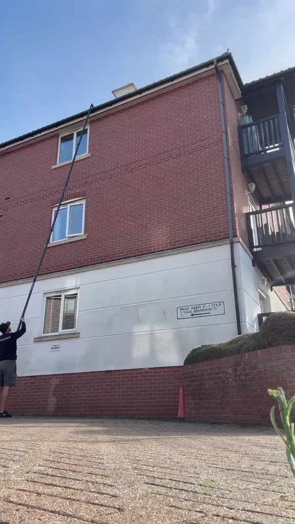 Concept SkyVac gutter cleaning from ground level